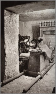 1922 photograph of the tomb of Tutankhamun. Photograph by Harry Burton (1879-1940)