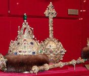 Photo of Russian royal regalia on display in the Kremlin Armoury, Moscow, photograph taken August 2003 by Stan Shebs