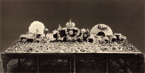  After the 1917 revolution, Russia's new rulers debated what to do with the crown jewels. This 1925 photo shows the collection. However, a 1922 album at the U.S. Geological Survey includes photos of four items that are not described in the official 1925 inventory. www.usgs.gov 